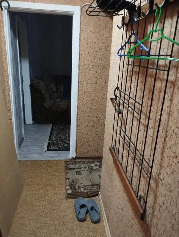 Сдаётся двухкомнатная квартира, город харцызск, район черёмушки, мкр. Металлургов дом 6,2 этаж пятиэтажного дома, окна пластиковые, балкон остекленный, с мебелью и бытовой техникой. Состояние жилое, хорошее. Подъезд чистый, ухоженный. Цена 20.000₽+коммунальные платежи, первый и последний месяц. На долгий срок. По вопросам тел. (+7(916)017-15-44) (+7 (949) 323-98-42)комментарии не читаю - фотография - 9