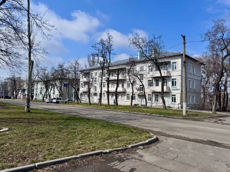 Продам коммерческое помещение 🌇г. Мариуполь, левобережный р-н, ул. Пашковского📌 ✅общая s - 86 м², высота потолков - 3.15 м ✅помещение находится на первом этаже трехэтажной "сталинки" ✅сделан косметический ремонт в светлых тонах ✅имеется раздельный санузел и кухня ✅установлены газовая колонка и счетчик, новая сантехника 📍удобное расположение и хорошая транспортная развязка обеспечат комфорт и удобство в логистике. 💰цена: 8.5 млн. Рублей 📲☎️+79117669893 юлия 🛫подписаться  |  дать объявление 📲наш max - фотография - 1