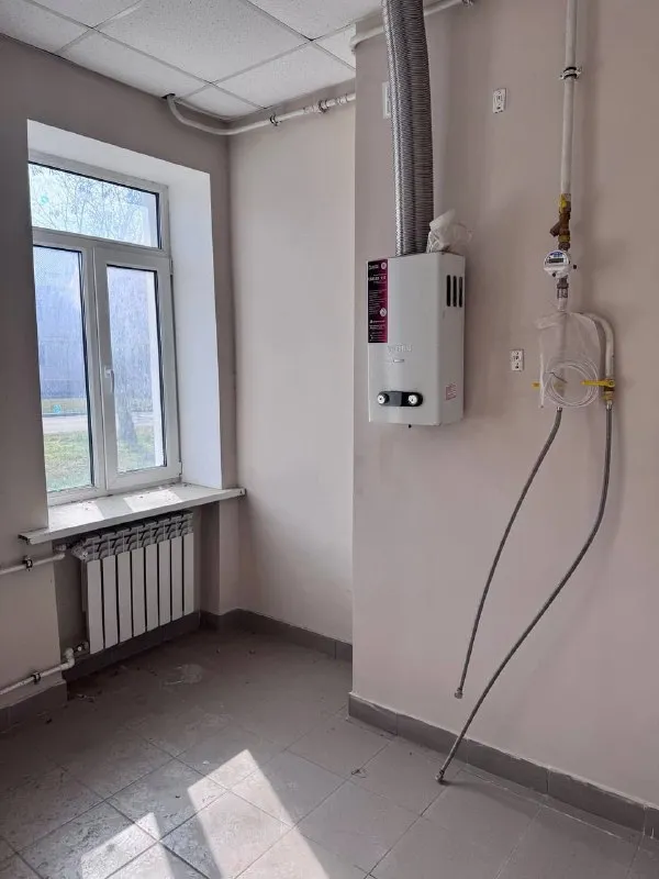 Продам коммерческое помещение 🌇г. Мариуполь, левобережный р-н, ул. Пашковского📌 ✅общая s - 86 м², высота потолков - 3.15 м ✅помещение находится на первом этаже трехэтажной "сталинки" ✅сделан косметический ремонт в светлых тонах ✅имеется раздельный санузел и кухня ✅установлены газовая колонка и счетчик, новая сантехника 📍удобное расположение и хорошая транспортная развязка обеспечат комфорт и удобство в логистике. 💰цена: 8.5 млн. Рублей 📲☎️+79117669893 юлия 🛫подписаться  |  дать объявление 📲наш max - фотография - 4