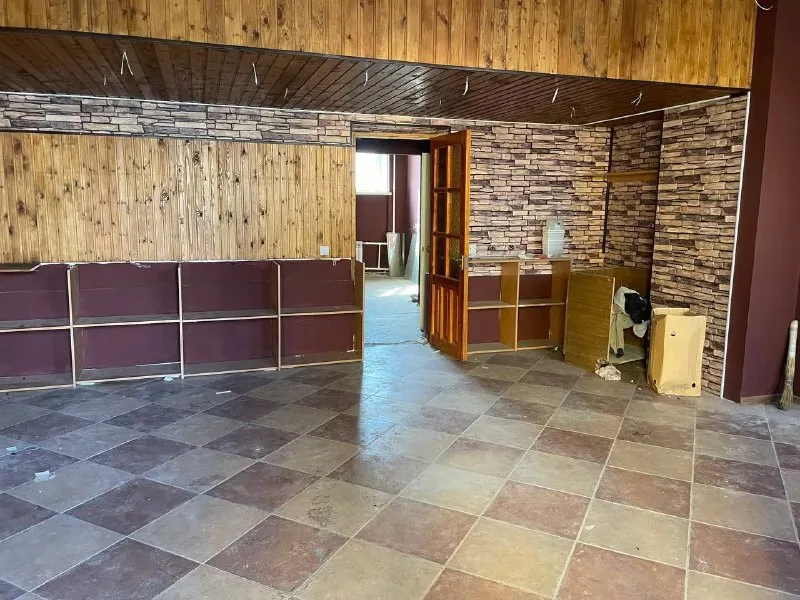 Продажа коммерческого помещения на левом берегу. 🌇 г. Мариуполь, левый берег, тульский пр-кт, (бывшая азовстальская ул. )📌 ✅общая s - 101.1 м² ✅состоит из большого выставочного зала, двух кабинетов и санузла ✅в каждом помещении имеются окна ✅развитая инфраструктура, спальный район ✅хороший трафик, большой поток людей 💰стоимость: 5.5 млн. Рублей 📲☎️ +79117669893 юлия 🛫подписаться  |  дать объявление 📲наш max - фотография - 2