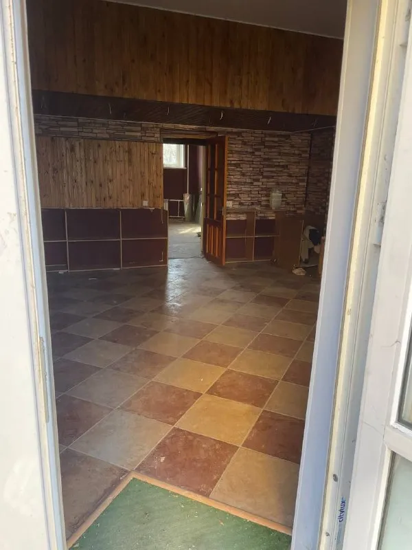 Продажа коммерческого помещения на левом берегу. 🌇 г. Мариуполь, левый берег, тульский пр-кт, (бывшая азовстальская ул. )📌 ✅общая s - 101.1 м² ✅состоит из большого выставочного зала, двух кабинетов и санузла ✅в каждом помещении имеются окна ✅развитая инфраструктура, спальный район ✅хороший трафик, большой поток людей 💰стоимость: 5.5 млн. Рублей 📲☎️ +79117669893 юлия 🛫подписаться  |  дать объявление 📲наш max - фотография - 3