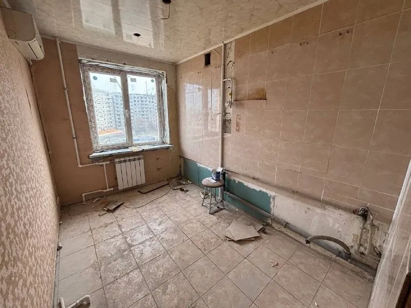 🏡продаётся 3-трехкомнатная квартира 🌇город: мариуполь днр 🗺микрорайон восточный • этажность–5/9 жилого дома • квартира под ремонт • санузел совмещённый • рядом магазины, аптека, рынок, супермаркет, школа, детский caдик • документы готовы 🔥собственник 💴цена: 3🍋000.000 рублей ☎️+7(949) 517-92-39 📨подписаться - фотография - 5