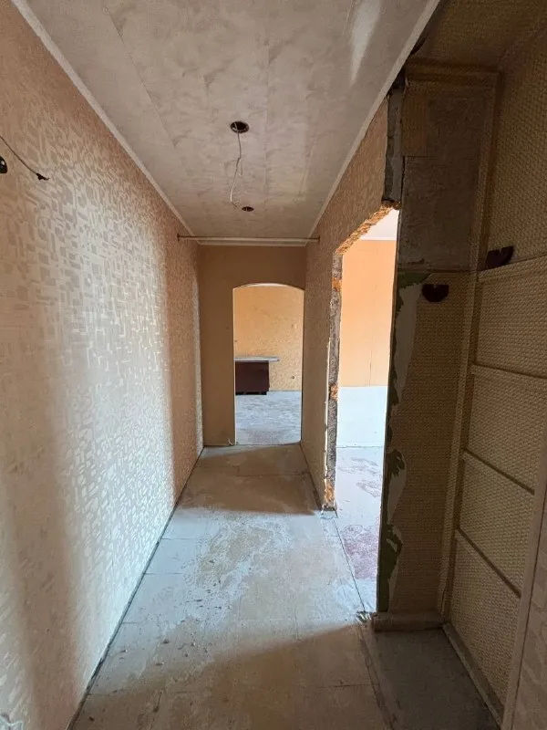 🏡продаётся 3-трехкомнатная квартира 🌇город: мариуполь днр 🗺микрорайон восточный • этажность–5/9 жилого дома • квартира под ремонт • санузел совмещённый • рядом магазины, аптека, рынок, супермаркет, школа, детский caдик • документы готовы 🔥собственник 💴цена: 3🍋000.000 рублей ☎️+7(949) 517-92-39 📨подписаться - фотография - 8