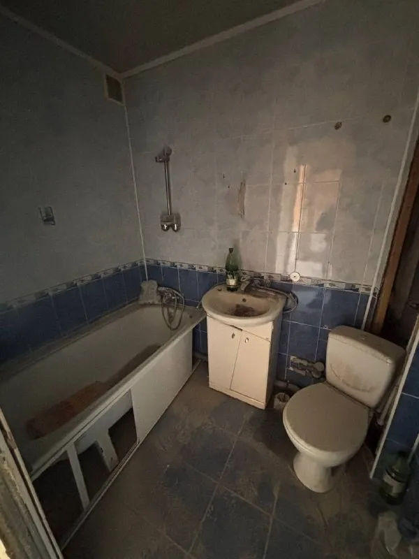 🏡продаётся 3-трехкомнатная квартира 🌇город: мариуполь днр 🗺микрорайон восточный • этажность–5/9 жилого дома • квартира под ремонт • санузел совмещённый • рядом магазины, аптека, рынок, супермаркет, школа, детский caдик • документы готовы 🔥собственник 💴цена: 3🍋000.000 рублей ☎️+7(949) 517-92-39 📨подписаться - фотография - 9