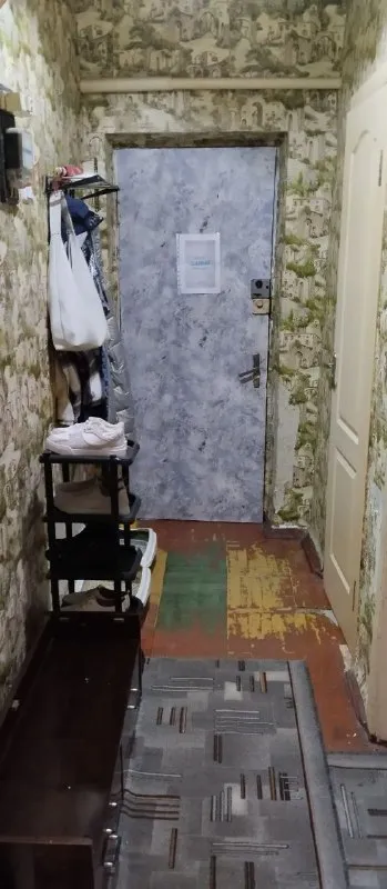 Продам трёхкомнатную квартиру продажа от собственника. ❗️ 🌇город донецк территориально - на рынке объединённом 📌 📑документы готовы к сделке. 🙅прописанных нет, долгов нет. ✅4/4 этаж, не угловая, теплая, дом кирпичный. ✅спальни раздельные. 🎁продается с мебелью. ✅окна пластиковые. - фотография - 1