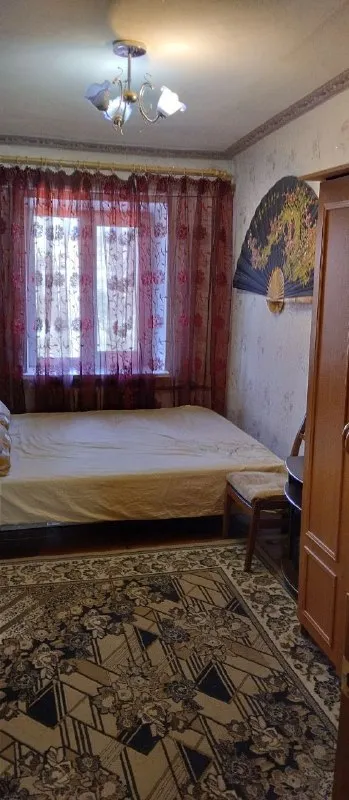 Продам трёхкомнатную квартиру продажа от собственника. ❗️ 🌇город донецк территориально - на рынке объединённом 📌 📑документы готовы к сделке. 🙅прописанных нет, долгов нет. ✅4/4 этаж, не угловая, теплая, дом кирпичный. ✅спальни раздельные. 🎁продается с мебелью. ✅окна пластиковые. - фотография - 3