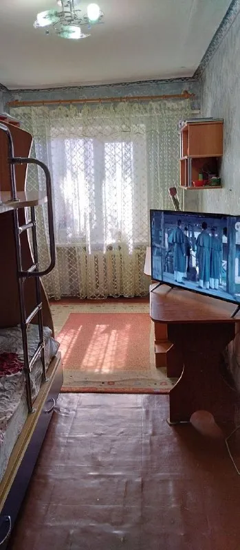 Продам трёхкомнатную квартиру продажа от собственника. ❗️ 🌇город донецк территориально - на рынке объединённом 📌 📑документы готовы к сделке. 🙅прописанных нет, долгов нет. ✅4/4 этаж, не угловая, теплая, дом кирпичный. ✅спальни раздельные. 🎁продается с мебелью. ✅окна пластиковые. - фотография - 4