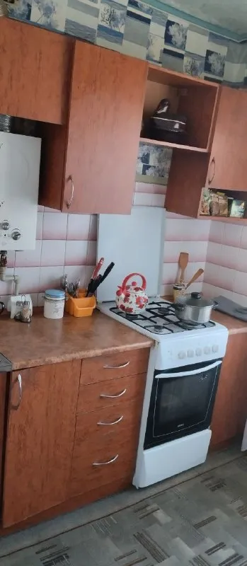 Продам трёхкомнатную квартиру продажа от собственника. ❗️ 🌇город донецк территориально - на рынке объединённом 📌 📑документы готовы к сделке. 🙅прописанных нет, долгов нет. ✅4/4 этаж, не угловая, теплая, дом кирпичный. ✅спальни раздельные. 🎁продается с мебелью. ✅окна пластиковые. - фотография - 7