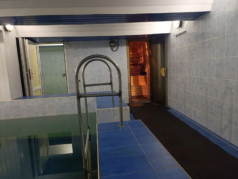 Сдается на ночь и пачасово   🌇донецк ул. Васнецова, 13 (р-н бакинских комиссаров)📍 ✨ уникальная квартира—всё в одном месте!  💦 вода 24/7 (холодная + горячая)  ✅ сдаётся от 2 часов❗️  💰 от 1500 ₽/час  💰 весь комплекс до 4 чел. — всего 2500 ₽!(от 3- ёх часов скидка) 🎱 бильярд. 🌡️ парилка *(по предзаказу)* - фотография - 5