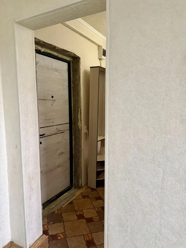 🏡продается 2-двухкомнатная квартира от собственника 🌇город: харцызск днр 🗺черемушки, м-н металлургов, в кооперативном доме • этажность–4/5 жилого дома • общая площадь–41.20 м2 • жилая–26.4 м2 • окна и балконный блок пластик, балкон деревянный, застеклён, комнаты раздельные, санузел раздельный • рядом находится лицей «интелект», рынок • в шаговой доступности: супермаркеты сельпо, вектор, молоко, строительный магазин восток, аптека, кофейня • хорошая транспортная развязка, ходит множество автобусов и тролейбус 🔥собственник 💴цена: 2🍋350.000 рублей 📍небольшой торг ☎️+7(949) 367-07-21 📨подписаться - фотография - 1