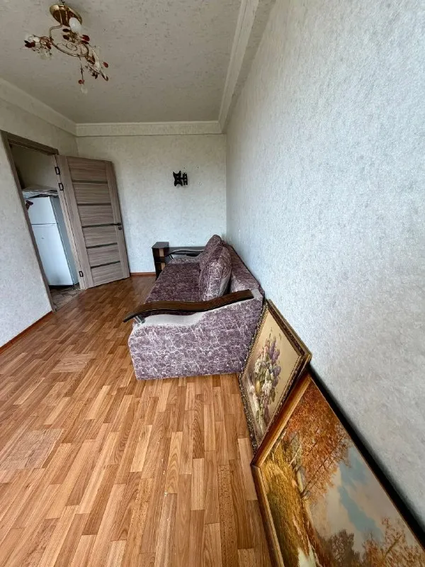 🏡продается 2-двухкомнатная квартира от собственника 🌇город: харцызск днр 🗺черемушки, м-н металлургов, в кооперативном доме • этажность–4/5 жилого дома • общая площадь–41.20 м2 • жилая–26.4 м2 • окна и балконный блок пластик, балкон деревянный, застеклён, комнаты раздельные, санузел раздельный • рядом находится лицей «интелект», рынок • в шаговой доступности: супермаркеты сельпо, вектор, молоко, строительный магазин восток, аптека, кофейня • хорошая транспортная развязка, ходит множество автобусов и тролейбус 🔥собственник 💴цена: 2🍋350.000 рублей 📍небольшой торг ☎️+7(949) 367-07-21 📨подписаться - фотография - 4