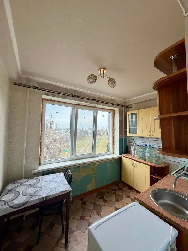 🏡продается 2-двухкомнатная квартира от собственника 🌇город: харцызск днр 🗺черемушки, м-н металлургов, в кооперативном доме • этажность–4/5 жилого дома • общая площадь–41.20 м2 • жилая–26.4 м2 • окна и балконный блок пластик, балкон деревянный, застеклён, комнаты раздельные, санузел раздельный • рядом находится лицей «интелект», рынок • в шаговой доступности: супермаркеты сельпо, вектор, молоко, строительный магазин восток, аптека, кофейня • хорошая транспортная развязка, ходит множество автобусов и тролейбус 🔥собственник 💴цена: 2🍋350.000 рублей 📍небольшой торг ☎️+7(949) 367-07-21 📨подписаться - фотография - 6