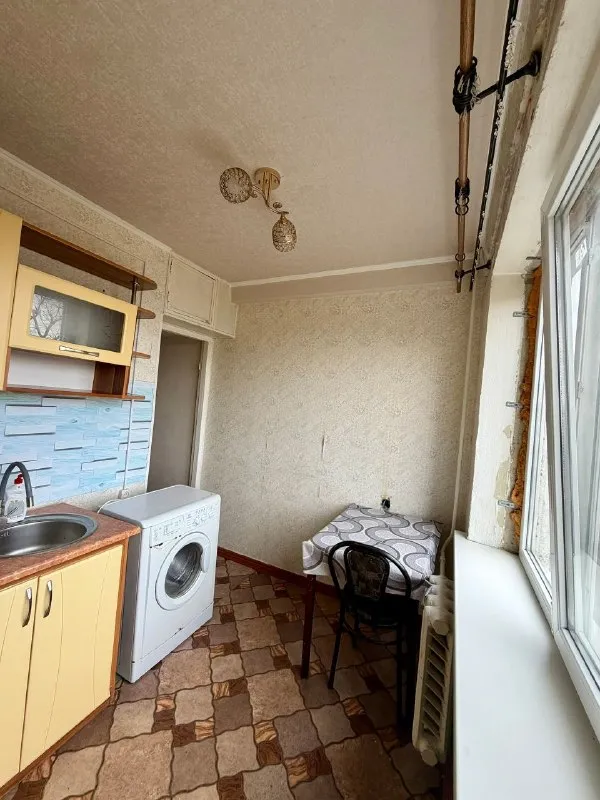 🏡продается 2-двухкомнатная квартира от собственника 🌇город: харцызск днр 🗺черемушки, м-н металлургов, в кооперативном доме • этажность–4/5 жилого дома • общая площадь–41.20 м2 • жилая–26.4 м2 • окна и балконный блок пластик, балкон деревянный, застеклён, комнаты раздельные, санузел раздельный • рядом находится лицей «интелект», рынок • в шаговой доступности: супермаркеты сельпо, вектор, молоко, строительный магазин восток, аптека, кофейня • хорошая транспортная развязка, ходит множество автобусов и тролейбус 🔥собственник 💴цена: 2🍋350.000 рублей 📍небольшой торг ☎️+7(949) 367-07-21 📨подписаться - фотография - 7