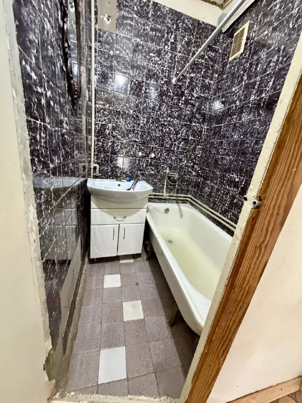 🏡продается 2-двухкомнатная квартира от собственника 🌇город: харцызск днр 🗺черемушки, м-н металлургов, в кооперативном доме • этажность–4/5 жилого дома • общая площадь–41.20 м2 • жилая–26.4 м2 • окна и балконный блок пластик, балкон деревянный, застеклён, комнаты раздельные, санузел раздельный • рядом находится лицей «интелект», рынок • в шаговой доступности: супермаркеты сельпо, вектор, молоко, строительный магазин восток, аптека, кофейня • хорошая транспортная развязка, ходит множество автобусов и тролейбус 🔥собственник 💴цена: 2🍋350.000 рублей 📍небольшой торг ☎️+7(949) 367-07-21 📨подписаться - фотография - 8