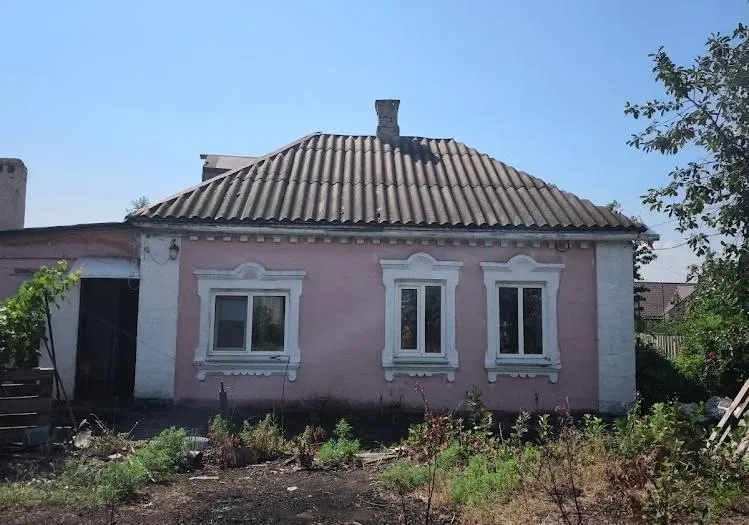 Продаётся добротный газифицированный дом 🌇в  мариуполе. Расположен в ильичевском районе, ориентир- пентагон. 📍 🌊дорога к дому заасфальтирована и освещена. 📍в шаговой доступности остановки, магазины, школа и т. Д.   ✅в доме общей площадью 66,8 м кв  4 жилые  комнаты, кухня 9,6 м кв. , туалет и ванная. ✅состояние жилое, окна пластиковые,   потолки высокие.   ✅участок ровный,   5,08 соток.   📲☎️+79493640374 📲☎️+79490895300 🛫подписаться  |  дать объявление 📲наш max - фотография - 1