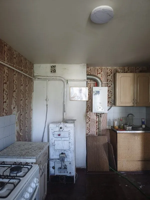 Продаётся добротный газифицированный дом 🌇в  мариуполе. Расположен в ильичевском районе, ориентир- пентагон. 📍 🌊дорога к дому заасфальтирована и освещена. 📍в шаговой доступности остановки, магазины, школа и т. Д.   ✅в доме общей площадью 66,8 м кв  4 жилые  комнаты, кухня 9,6 м кв. , туалет и ванная. ✅состояние жилое, окна пластиковые,   потолки высокие.   ✅участок ровный,   5,08 соток.   📲☎️+79493640374 📲☎️+79490895300 🛫подписаться  |  дать объявление 📲наш max - фотография - 8