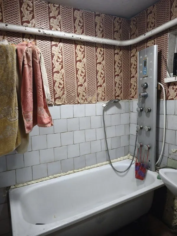 Продаётся добротный газифицированный дом 🌇в  мариуполе. Расположен в ильичевском районе, ориентир- пентагон. 📍 🌊дорога к дому заасфальтирована и освещена. 📍в шаговой доступности остановки, магазины, школа и т. Д.   ✅в доме общей площадью 66,8 м кв  4 жилые  комнаты, кухня 9,6 м кв. , туалет и ванная. ✅состояние жилое, окна пластиковые,   потолки высокие.   ✅участок ровный,   5,08 соток.   📲☎️+79493640374 📲☎️+79490895300 🛫подписаться  |  дать объявление 📲наш max - фотография - 9