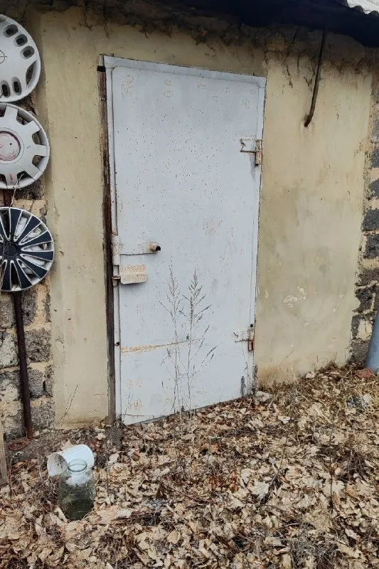 Продаётся сарай с подвалом на трубном, район центральной проходной трубного завода. Сарай и подвал большой, сухой. Двойная дверь. 70 тыс. Руб. Торг. +79493891207 от ларисы олищук ▪️ недвижимость большого харцызска 👈 подписаться ▪️ разместить объявление ▪️ обсудить - фотография - 1