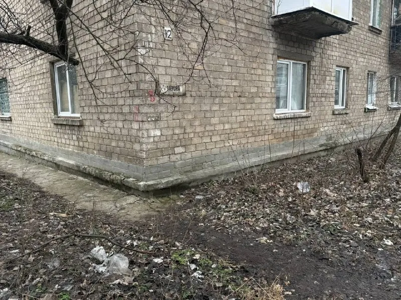 Продам 2-комнатную квартиру на 1 этаже, отлично подойдёт под магазин! Город: харцызск. 📍 адрес: трубная сторона, проходная хтз 🏠 площадь: 43,13 кв. М 🔧 состояние: под ремонт описание: предлагается к продаже 2-комнатная квартира на первом этаже, идеально подходящая под бизнес или под жилье. Квартира требует ремонта, но уже обновлены окна и входные двери, что значительно сократит ваши затраты на восстановление. 💰 цена:2,3 млн руб. Не упустите возможность выгодного инвестирования в перспективное место! Звоните для подробностей и организации просмотра +79495364870 ( собственник) от спила деревьева ▪️ недвижимость большого харцызска 👈 подписаться ▪️ разместить объявление ▪️ обсудить - фотография - 1