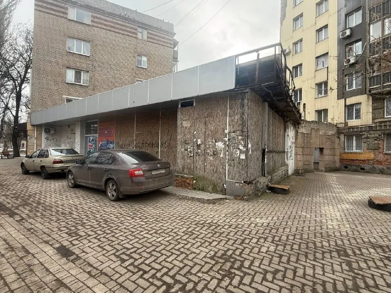 ☎️+79490370636 стройте свое пространство с агентством недвижимости город. Вы мечтаете - мы реализовываем💫 продажа коммерческого помещения бывшее отделение банка - ул. Артёма, шахтерская площадь ! Документы рф 🇷🇺 📫улица артёма 146 общая площадь 123 м2 : ✔️помещение по фасаду, отдельный вход ✔️ранее помещение использовалась под банк, помещения без ремонта, кабинеты для сотрудников, кассы банка с сейфами, клиентский зал. ✔️санузел ✔️потолки высокие ✔️на перспективу идеально для банка, магазина, офисного помещения или любой вид деятельности. Из окон отличный вид на ул. Артема. ✔️есть два входа с ул. Артема и со двора дома рядом : остановка транспорта, шахтерская площадь, киевский проспект, донецк сити и т. Д. Документы рф 🇷🇺 собственник на сделке. Стоимость : 12.000.000₽ ☎️+79490370636 - фотография - 1