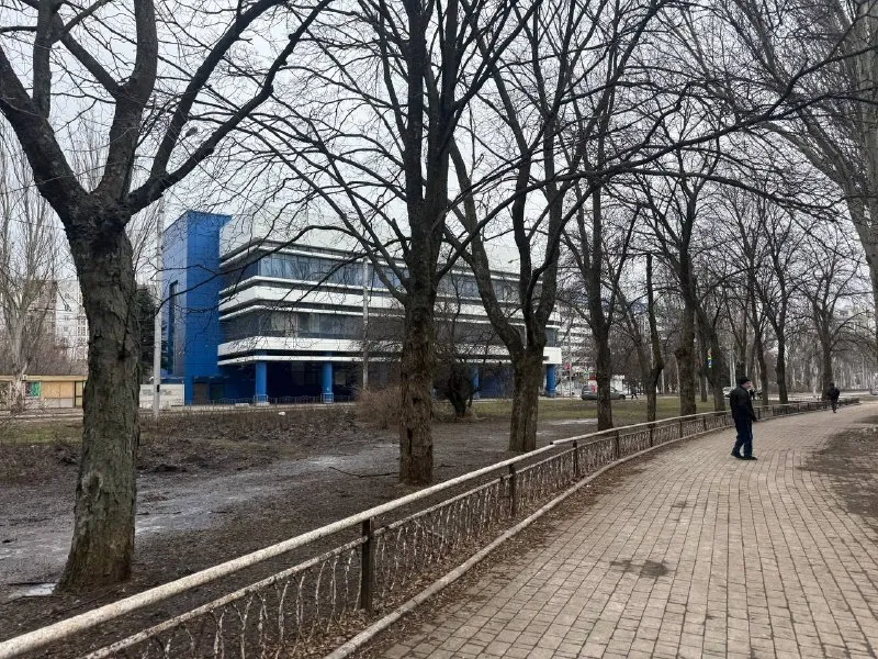 ☎️+79490370636 стройте свое пространство с агентством недвижимости город. Вы мечтаете - мы реализовываем💫 продажа коммерческого помещения бывшее отделение банка - ул. Артёма, шахтерская площадь ! Документы рф 🇷🇺 📫улица артёма 146 общая площадь 123 м2 : ✔️помещение по фасаду, отдельный вход ✔️ранее помещение использовалась под банк, помещения без ремонта, кабинеты для сотрудников, кассы банка с сейфами, клиентский зал. ✔️санузел ✔️потолки высокие ✔️на перспективу идеально для банка, магазина, офисного помещения или любой вид деятельности. Из окон отличный вид на ул. Артема. ✔️есть два входа с ул. Артема и со двора дома рядом : остановка транспорта, шахтерская площадь, киевский проспект, донецк сити и т. Д. Документы рф 🇷🇺 собственник на сделке. Стоимость : 12.000.000₽ ☎️+79490370636 - фотография - 2