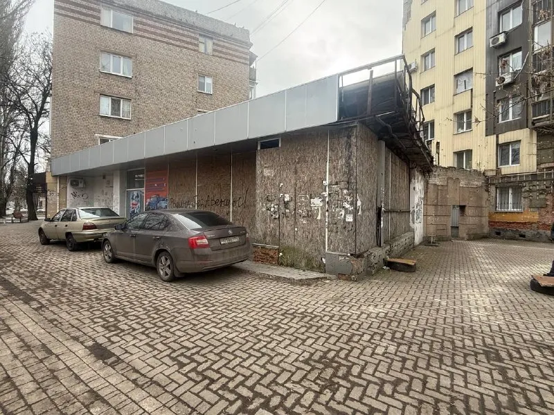 Продажа коммерческого помещения бывшее отделение банка - 🌇донецк, ул. Артёма 146, шахтерская площадь 📌 📑документы готовы ✅общая площадь 123 м2 : ✅помещение по фасаду, отдельный вход ✅без ремонта, кабинеты для сотрудников, кассы банка с сейфами, клиентский зал. ✅санузел ✅потолки высокие собственник на сделке. 💰стоимость : 12.000.000 ₽ 📲☎️+79490370636 подписаться  |  📩дать объявление 📲наш max - фотография - 2