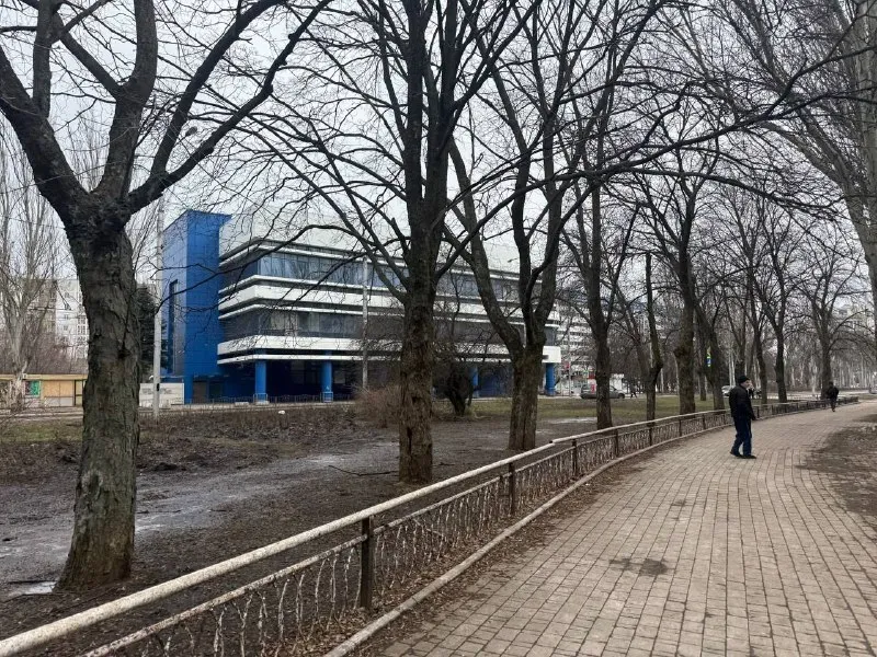Продажа коммерческого помещения бывшее отделение банка - 🌇донецк, ул. Артёма 146, шахтерская площадь 📌 📑документы готовы ✅общая площадь 123 м2 : ✅помещение по фасаду, отдельный вход ✅без ремонта, кабинеты для сотрудников, кассы банка с сейфами, клиентский зал. ✅санузел ✅потолки высокие собственник на сделке. 💰стоимость : 12.000.000 ₽ 📲☎️+79490370636 подписаться  |  📩дать объявление 📲наш max - фотография - 3