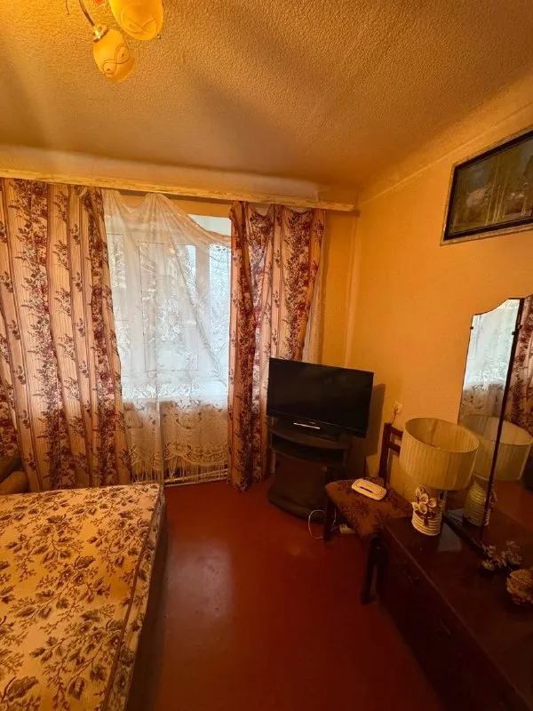 Продам 2 комн. Квартиру г. Зугрэс ул. Корниенко д.6 ✅этаж 2/9 ✅площадь 54м2 продам 2х ком. Квартиру г. Зугрэс. 2-й этаж 9-ти этажного дома. Комнаты раздельные, не угловая, есть балкон. Автономное отопление (газовый котел), накопительный бак, бойлер. Квартира требует косметический ремонт. Остаётся вся мебель и техника. Тихий спокойный двор. Собственник, документы готовы. По всем интересующим вопросам обращайтесь по телефону ☎+7 949 341 93 00 сергей ▪️ недвижимость большого харцызска 👈 подписаться ▪️ разместить объявление ▪️ обсудить - фотография - 2