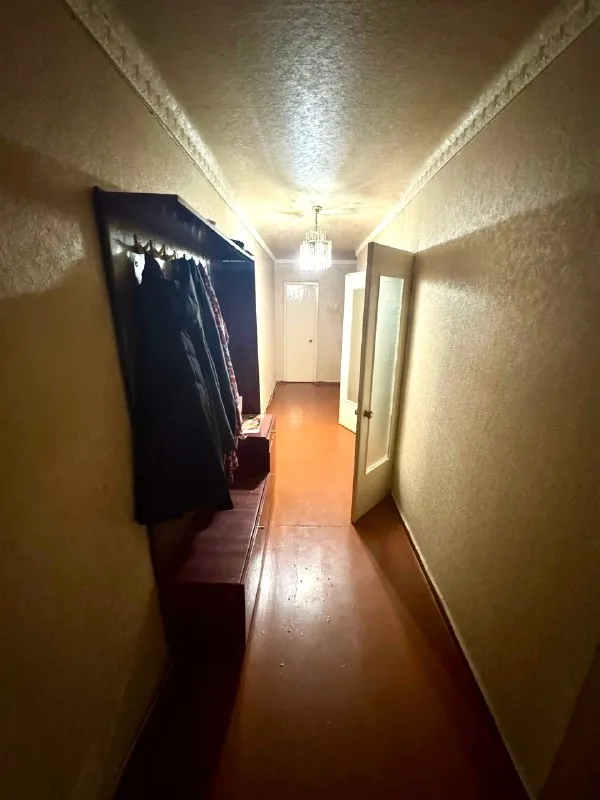 Продам 2 комн. Квартиру г. Зугрэс ул. Корниенко д.6 ✅этаж 2/9 ✅площадь 54м2 продам 2х ком. Квартиру г. Зугрэс. 2-й этаж 9-ти этажного дома. Комнаты раздельные, не угловая, есть балкон. Автономное отопление (газовый котел), накопительный бак, бойлер. Квартира требует косметический ремонт. Остаётся вся мебель и техника. Тихий спокойный двор. Собственник, документы готовы. По всем интересующим вопросам обращайтесь по телефону ☎+7 949 341 93 00 сергей ▪️ недвижимость большого харцызска 👈 подписаться ▪️ разместить объявление ▪️ обсудить - фотография - 3