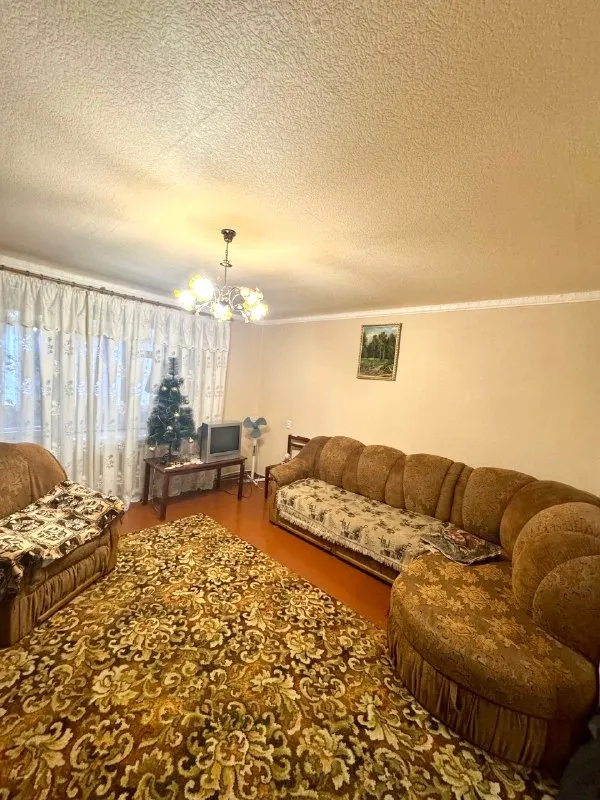 Продам 2 комн. Квартиру г. Зугрэс ул. Корниенко д.6 ✅этаж 2/9 ✅площадь 54м2 продам 2х ком. Квартиру г. Зугрэс. 2-й этаж 9-ти этажного дома. Комнаты раздельные, не угловая, есть балкон. Автономное отопление (газовый котел), накопительный бак, бойлер. Квартира требует косметический ремонт. Остаётся вся мебель и техника. Тихий спокойный двор. Собственник, документы готовы. По всем интересующим вопросам обращайтесь по телефону ☎+7 949 341 93 00 сергей ▪️ недвижимость большого харцызска 👈 подписаться ▪️ разместить объявление ▪️ обсудить - фотография - 4