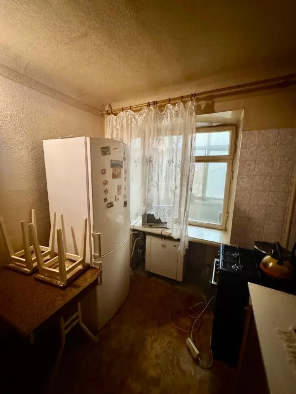 Продам 2 комн. Квартиру г. Зугрэс ул. Корниенко д.6 ✅этаж 2/9 ✅площадь 54м2 продам 2х ком. Квартиру г. Зугрэс. 2-й этаж 9-ти этажного дома. Комнаты раздельные, не угловая, есть балкон. Автономное отопление (газовый котел), накопительный бак, бойлер. Квартира требует косметический ремонт. Остаётся вся мебель и техника. Тихий спокойный двор. Собственник, документы готовы. По всем интересующим вопросам обращайтесь по телефону ☎+7 949 341 93 00 сергей ▪️ недвижимость большого харцызска 👈 подписаться ▪️ разместить объявление ▪️ обсудить - фотография - 5