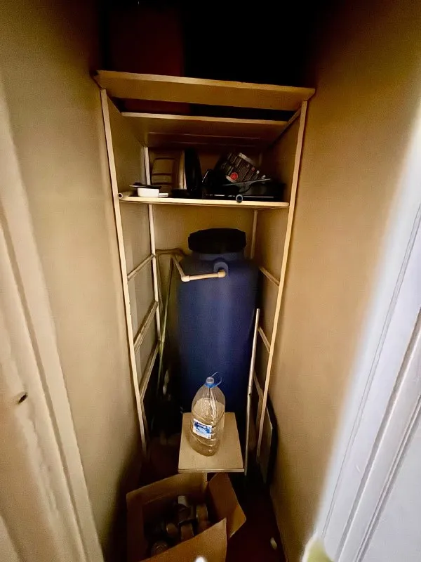 Продам 2 комн. Квартиру г. Зугрэс ул. Корниенко д.6 ✅этаж 2/9 ✅площадь 54м2 продам 2х ком. Квартиру г. Зугрэс. 2-й этаж 9-ти этажного дома. Комнаты раздельные, не угловая, есть балкон. Автономное отопление (газовый котел), накопительный бак, бойлер. Квартира требует косметический ремонт. Остаётся вся мебель и техника. Тихий спокойный двор. Собственник, документы готовы. По всем интересующим вопросам обращайтесь по телефону ☎+7 949 341 93 00 сергей ▪️ недвижимость большого харцызска 👈 подписаться ▪️ разместить объявление ▪️ обсудить - фотография - 6