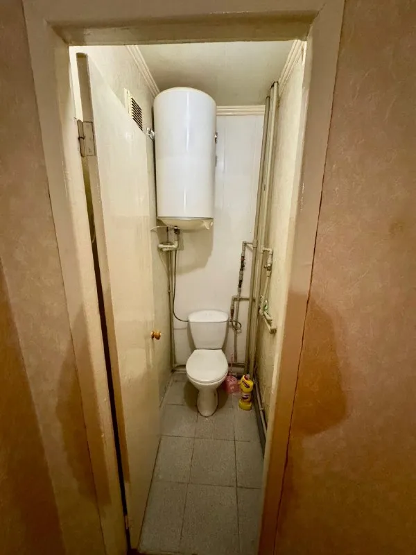 Продам 2 комн. Квартиру г. Зугрэс ул. Корниенко д.6 ✅этаж 2/9 ✅площадь 54м2 продам 2х ком. Квартиру г. Зугрэс. 2-й этаж 9-ти этажного дома. Комнаты раздельные, не угловая, есть балкон. Автономное отопление (газовый котел), накопительный бак, бойлер. Квартира требует косметический ремонт. Остаётся вся мебель и техника. Тихий спокойный двор. Собственник, документы готовы. По всем интересующим вопросам обращайтесь по телефону ☎+7 949 341 93 00 сергей ▪️ недвижимость большого харцызска 👈 подписаться ▪️ разместить объявление ▪️ обсудить - фотография - 7