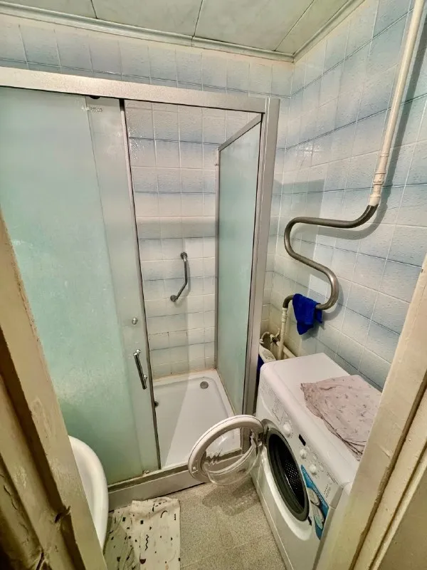 Продам 2 комн. Квартиру г. Зугрэс ул. Корниенко д.6 ✅этаж 2/9 ✅площадь 54м2 продам 2х ком. Квартиру г. Зугрэс. 2-й этаж 9-ти этажного дома. Комнаты раздельные, не угловая, есть балкон. Автономное отопление (газовый котел), накопительный бак, бойлер. Квартира требует косметический ремонт. Остаётся вся мебель и техника. Тихий спокойный двор. Собственник, документы готовы. По всем интересующим вопросам обращайтесь по телефону ☎+7 949 341 93 00 сергей ▪️ недвижимость большого харцызска 👈 подписаться ▪️ разместить объявление ▪️ обсудить - фотография - 8