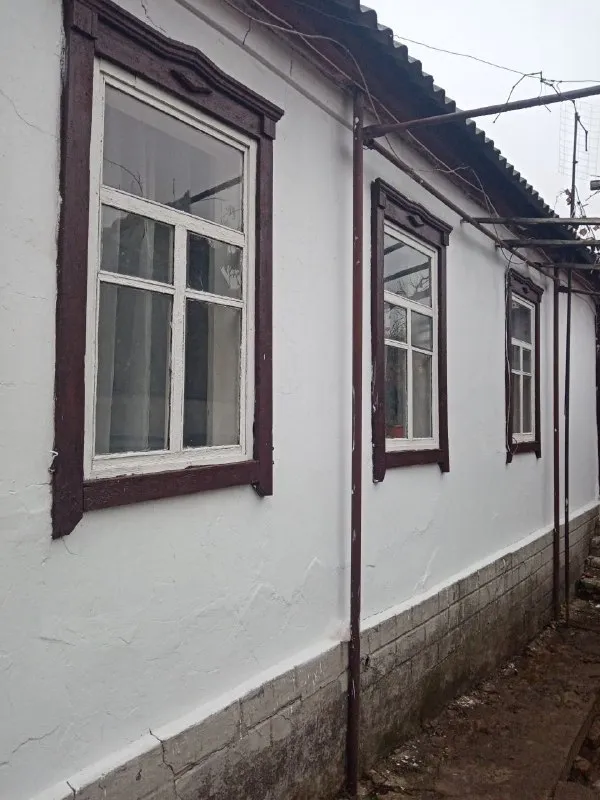 Продаю дом пос нижняя крынка 68кв есть хоз постройки, гараж с смотровой ямой, ванна и туалет в доме, отопление паровое на твердом топливе, большой огород. Звоните хозяйка +79493287541 феникс, телеграмм, мах. Цена 950 000руб ▪️ недвижимость большого харцызска 👈 подписаться ▪️ разместить объявление ▪️ обсудить - фотография - 2