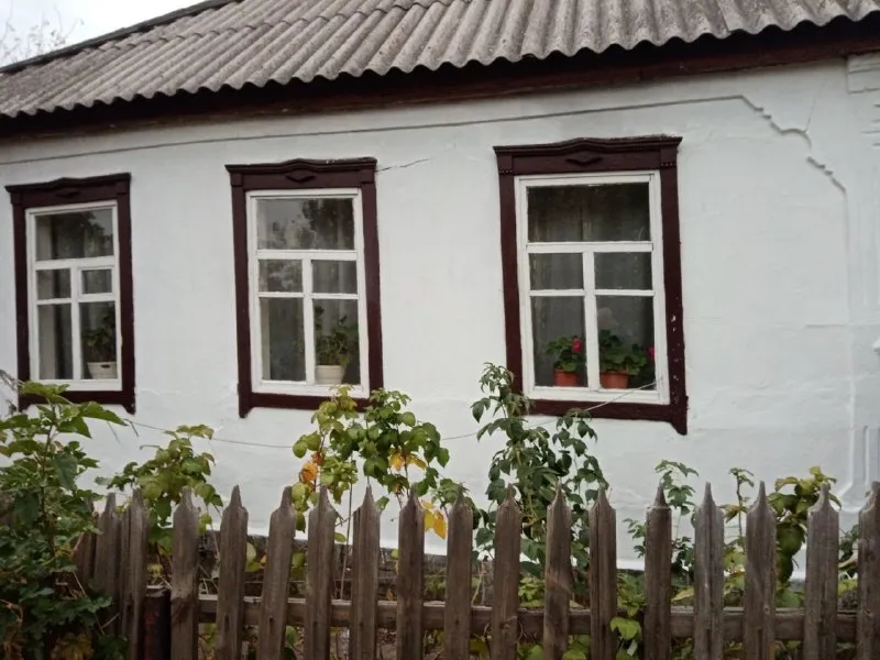 Продаю дом пос нижняя крынка 68кв есть хоз постройки, гараж с смотровой ямой, ванна и туалет в доме, отопление паровое на твердом топливе, большой огород. Звоните хозяйка +79493287541 феникс, телеграмм, мах. Цена 950 000руб ▪️ недвижимость большого харцызска 👈 подписаться ▪️ разместить объявление ▪️ обсудить - фотография - 3