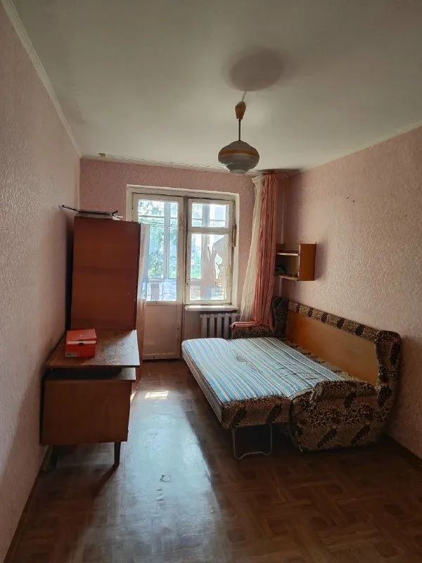 Харцызск. Собственник. Продаётся 3-х комнатная квартира 5/9 центр города, ул. Краснознаменская. Квартира не угловая, комнаты раздельные, большой коридор, лоджия, балкон, кладовая, счётчики на свет и воду. Пластиковых окон нет. Прописанных и долгов нет. Документы готовы. 3 млн. 550 тыс руб. +79493891181 - фотография - 2