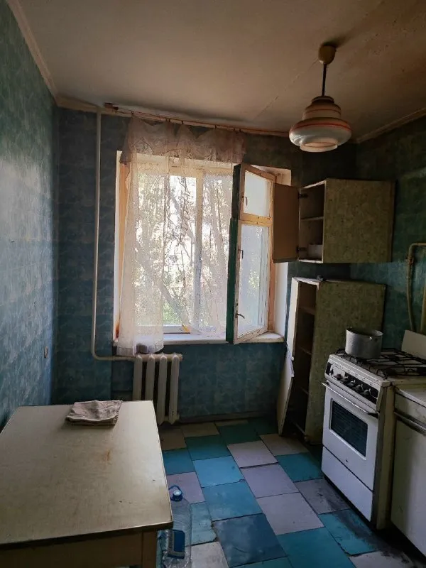 Харцызск. Собственник. Продаётся 3-х комнатная квартира 5/9 центр города, ул. Краснознаменская. Квартира не угловая, комнаты раздельные, большой коридор, лоджия, балкон, кладовая, счётчики на свет и воду. Пластиковых окон нет. Прописанных и долгов нет. Документы готовы. 3 млн. 550 тыс руб. +79493891181 - фотография - 3