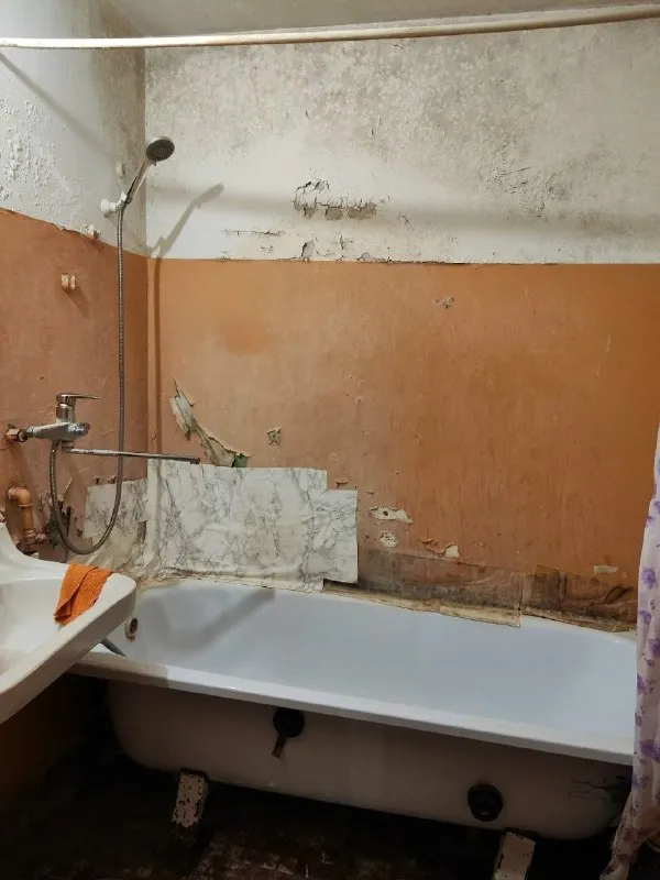 Харцызск. Собственник. Продаётся 3-х комнатная квартира 5/9 центр города, ул. Краснознаменская. Квартира не угловая, комнаты раздельные, большой коридор, лоджия, балкон, кладовая, счётчики на свет и воду. Пластиковых окон нет. Прописанных и долгов нет. Документы готовы. 3 млн. 550 тыс руб. +79493891181 - фотография - 4