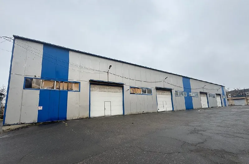 Аренда складского помещения с рампой 1800м2 в центре донецка-парк щербакова-ул. 9-го января ☎️79495059339 ☎️79496307778 стройте свое пространство с агентством недвижимости город. Вы мечтаете - мы реализовываем💫. 📌аренда складского помещения с рампой 1800м2 в центре донецка-парк щербакова-ул. 9-го января. Помещение 1800 квадратных метров 📌закрытая охраняемая территория ✔️куйбышевский район ✔️вода по графику 💧 ✔️закрытая территория ✔️охрана 24 часа ✔️отопление газ❗️ ✔️рос. , реестр ✔️крыша не течет❗️ цена: 750💸кв2 показ в любое время ❗️ ☎️79495059339 ☎️79496307778 - фотография - 2