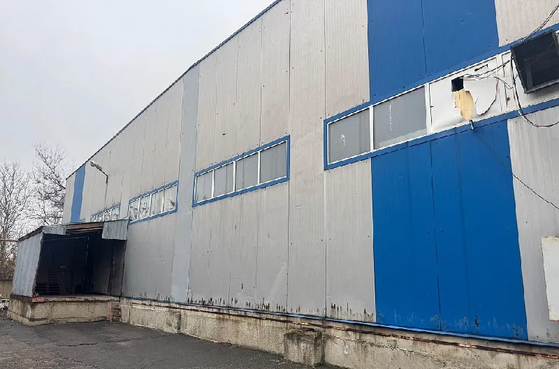 Аренда складского помещения с рампой 1800м2 в центре донецка-парк щербакова-ул. 9-го января ☎️79495059339 ☎️79496307778 стройте свое пространство с агентством недвижимости город. Вы мечтаете - мы реализовываем💫. 📌аренда складского помещения с рампой 1800м2 в центре донецка-парк щербакова-ул. 9-го января. Помещение 1800 квадратных метров 📌закрытая охраняемая территория ✔️куйбышевский район ✔️вода по графику 💧 ✔️закрытая территория ✔️охрана 24 часа ✔️отопление газ❗️ ✔️рос. , реестр ✔️крыша не течет❗️ цена: 750💸кв2 показ в любое время ❗️ ☎️79495059339 ☎️79496307778 - фотография - 3