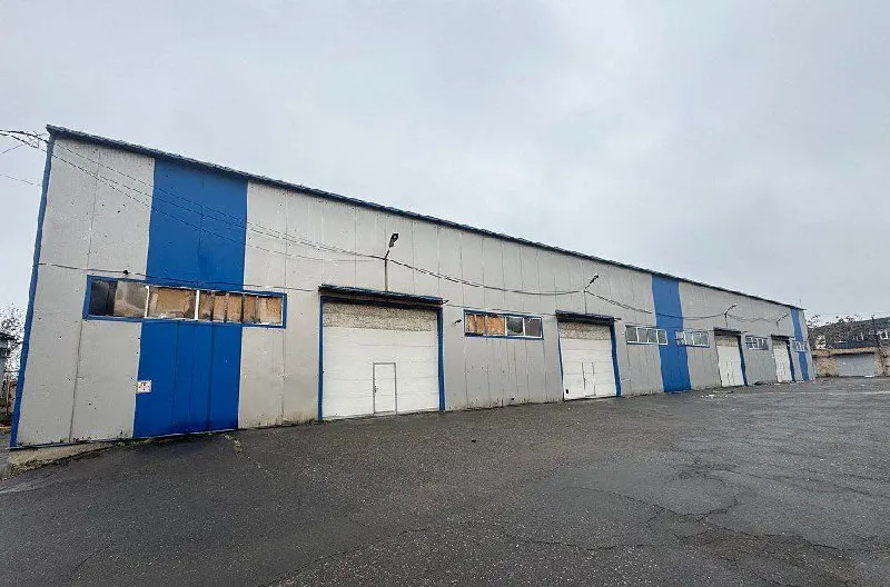 Сдается в аренду складское помещения с рампой 1800м2 🌇в центре донецка-парк щербакова-ул. 9-го января📌 ✅закрытая охраняемая территория 📍куйбышевский район 💦вода по графику 🥷охрана 24 часа ✅отопление газ 📑рос. , реестр ✅крыша не течет 📲☎️79495059339 📲☎️79496307778 подписаться  |  📩дать объявление 📲наш max - фотография - 1