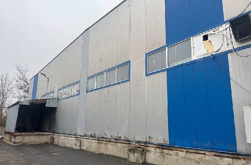Сдается в аренду складское помещения с рампой 1800м2 🌇в центре донецка-парк щербакова-ул. 9-го января📌 ✅закрытая охраняемая территория 📍куйбышевский район 💦вода по графику 🥷охрана 24 часа ✅отопление газ 📑рос. , реестр ✅крыша не течет 📲☎️79495059339 📲☎️79496307778 подписаться  |  📩дать объявление 📲наш max - фотография - 2