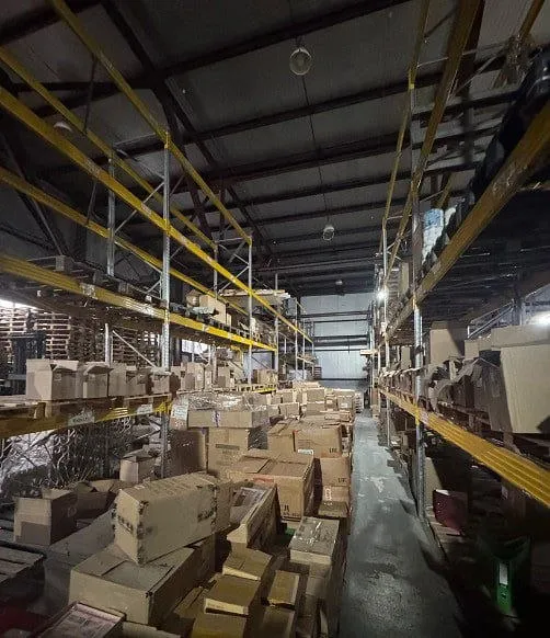 Сдается в аренду складское помещения с рампой 1800м2 🌇в центре донецка-парк щербакова-ул. 9-го января📌 ✅закрытая охраняемая территория 📍куйбышевский район 💦вода по графику 🥷охрана 24 часа ✅отопление газ 📑рос. , реестр ✅крыша не течет 📲☎️79495059339 📲☎️79496307778 подписаться  |  📩дать объявление 📲наш max - фотография - 3