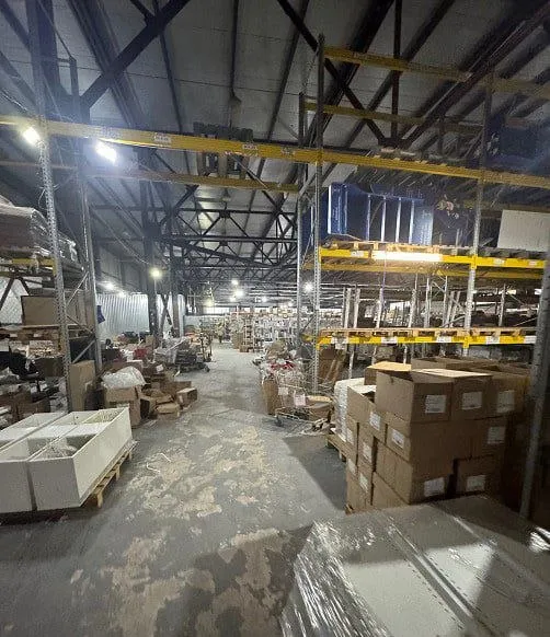 Сдается в аренду складское помещения с рампой 1800м2 🌇в центре донецка-парк щербакова-ул. 9-го января📌 ✅закрытая охраняемая территория 📍куйбышевский район 💦вода по графику 🥷охрана 24 часа ✅отопление газ 📑рос. , реестр ✅крыша не течет 📲☎️79495059339 📲☎️79496307778 подписаться  |  📩дать объявление 📲наш max - фотография - 4