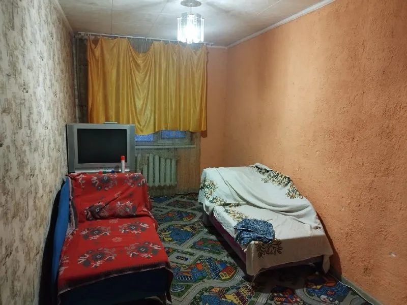 🏡продам 2-двухкомнатную квартиру 🌇город: макеевка днр западная • этажность–1/5 жилого дома • общая площадь–40 м2 • рядом супермаркеты, магазины школа, садик в шаговой доступности • вода по графику • рядом остановка удобно добираться в донецк и центр макеевки 🔥собственник 💴цена: 2🍋5 рублей+ торг ☎️+7(949) 081-56-08 📨подписаться - фотография - 2