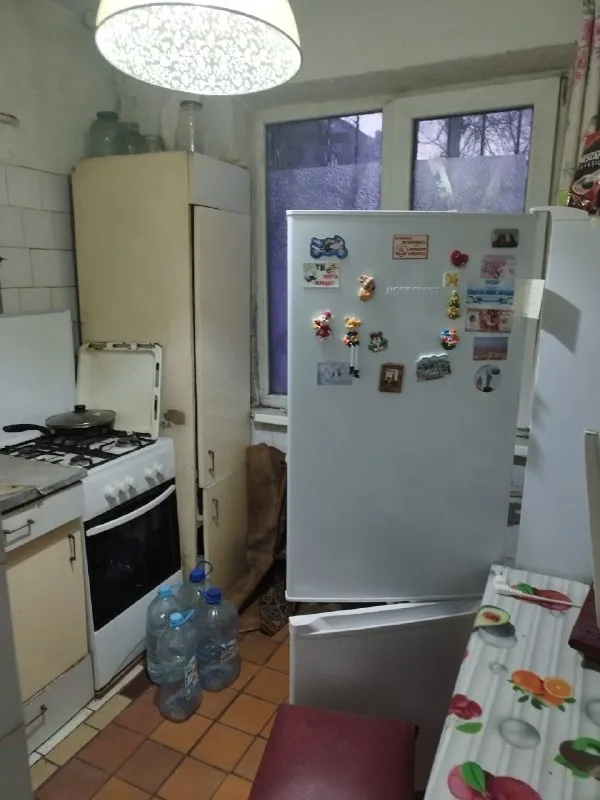 🏡продам 2-двухкомнатную квартиру 🌇город: макеевка днр западная • этажность–1/5 жилого дома • общая площадь–40 м2 • рядом супермаркеты, магазины школа, садик в шаговой доступности • вода по графику • рядом остановка удобно добираться в донецк и центр макеевки 🔥собственник 💴цена: 2🍋5 рублей+ торг ☎️+7(949) 081-56-08 📨подписаться - фотография - 4