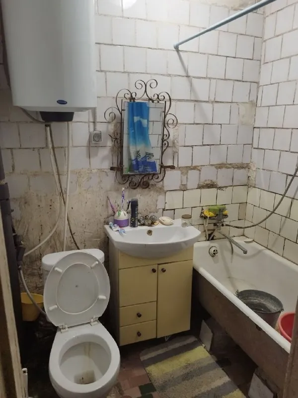 🏡продам 2-двухкомнатную квартиру 🌇город: макеевка днр западная • этажность–1/5 жилого дома • общая площадь–40 м2 • рядом супермаркеты, магазины школа, садик в шаговой доступности • вода по графику • рядом остановка удобно добираться в донецк и центр макеевки 🔥собственник 💴цена: 2🍋5 рублей+ торг ☎️+7(949) 081-56-08 📨подписаться - фотография - 5