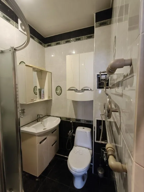 Продам двухкомнатную квартиру 🌇донецк, ул. Кирова, ориентир "парк славянкой культуры" и «донецкое училище олимпийского резерва им. С. Бубки. 📌 ✅3этаж/3х. Этажной сталинки. (4й тех/этаж) ✅ поменяны мпо окна, трубы, санузел полностью с кап/ремонтом. 💦установлен накопительный бак с автоматикой! ‼️ ❗️квартира требует частичного ремонта, фото соответствует 📑 документы готовы срочная продажа‼️ - фотография - 1