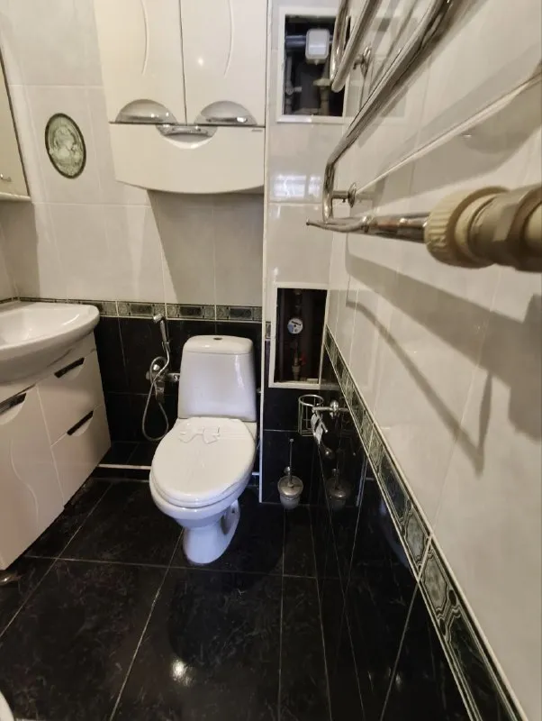 Продам двухкомнатную квартиру 🌇донецк, ул. Кирова, ориентир "парк славянкой культуры" и «донецкое училище олимпийского резерва им. С. Бубки. 📌 ✅3этаж/3х. Этажной сталинки. (4й тех/этаж) ✅ поменяны мпо окна, трубы, санузел полностью с кап/ремонтом. 💦установлен накопительный бак с автоматикой! ‼️ ❗️квартира требует частичного ремонта, фото соответствует 📑 документы готовы срочная продажа‼️ - фотография - 2